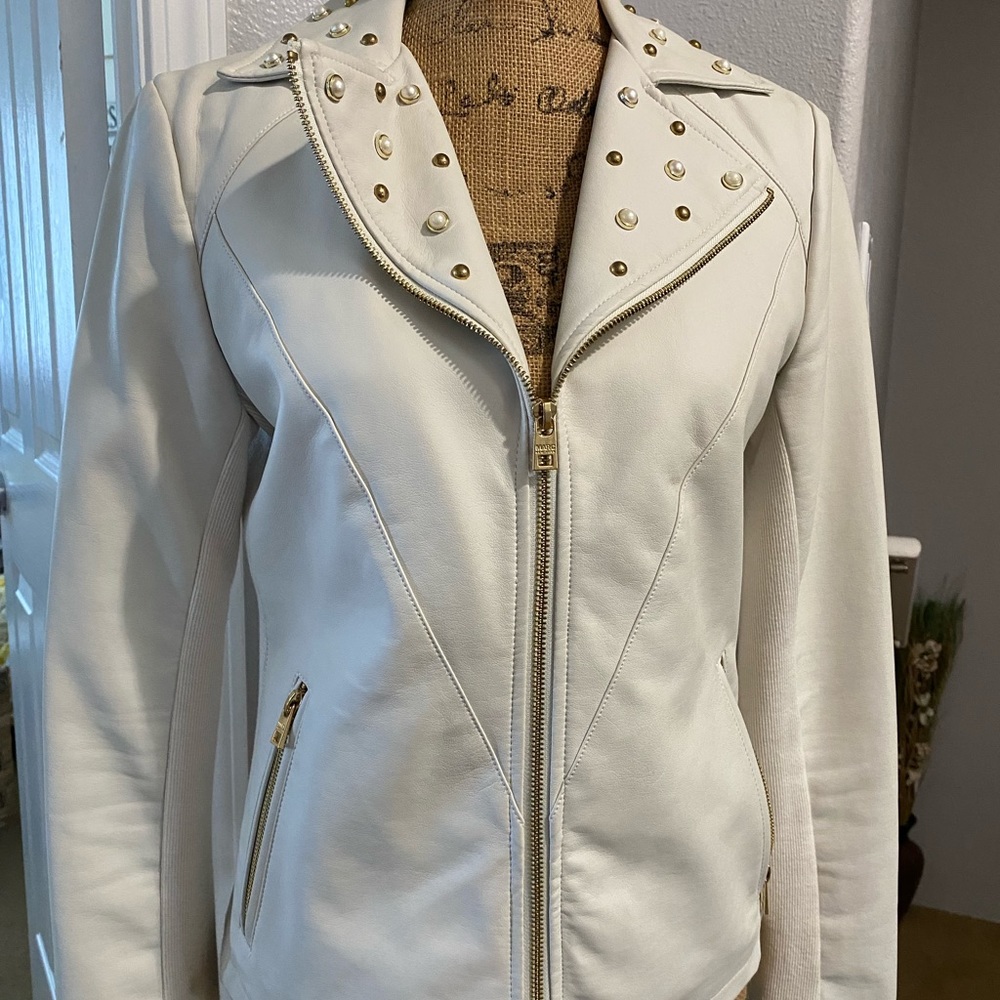 ‼️SALE‼️ preowned. Withe faux leather jacket